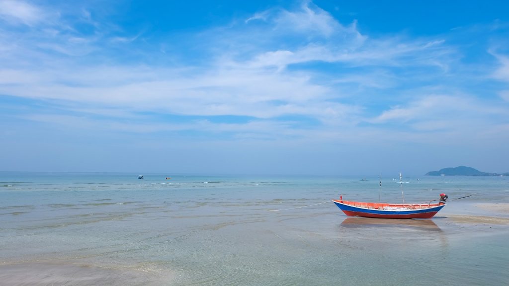 Spiaggia Thailandese con barca a motore tipica del posto