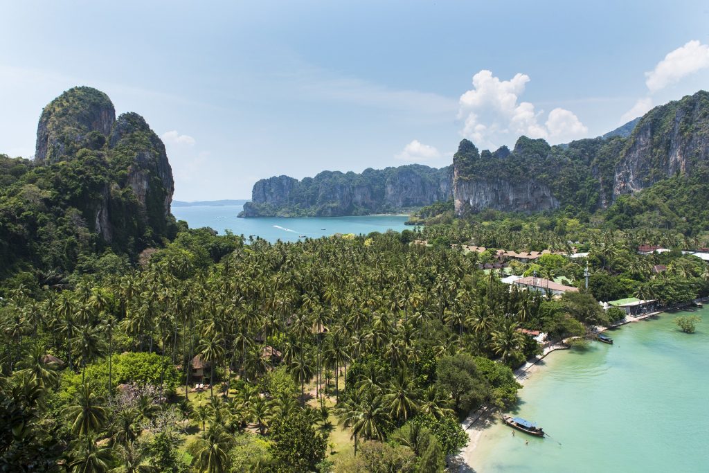 Un panorama del mare e della zona costiera della Thailandia